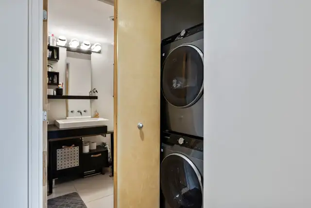 Upscale furnished rental in unbeatable location in Room Rentals & Roommates in City of Montréal - Image 15