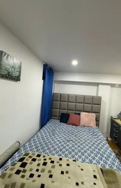 Room for Rent - Mississauga (Lakeshore Area A private room is available for rent starting May 1 in a...