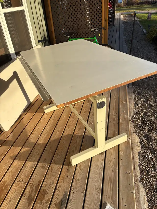 Drafting table 