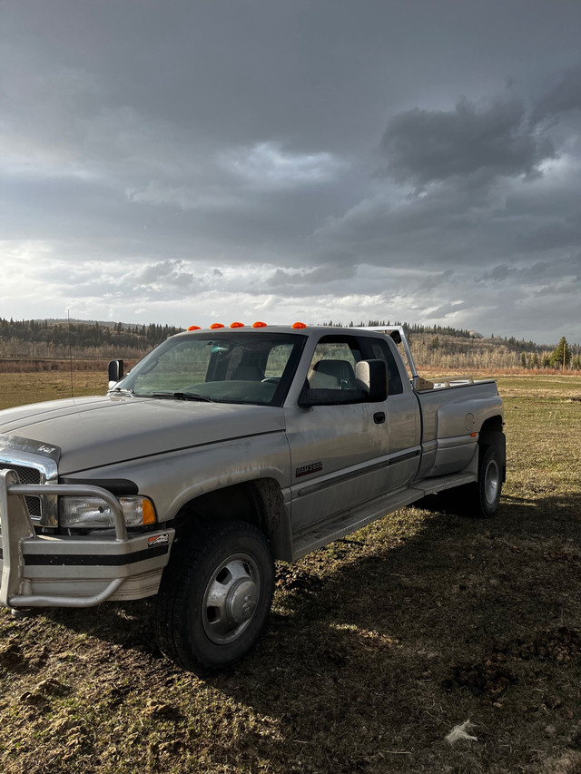 2001 Dodge 3500 4x4 in Cars & Trucks in Calgary - Image 2