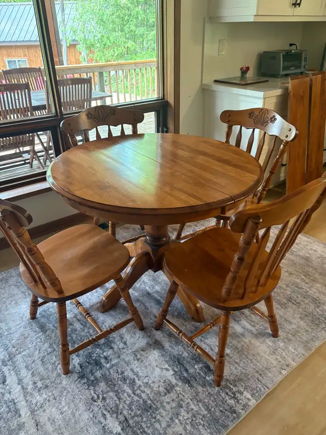 Maple  Dining Table & Chairs in Dining Tables & Sets in Barrie - Image 4