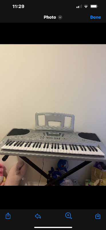 Piano keyboard with built in speakers in Pianos & Keyboards in Mississauga / Peel Region