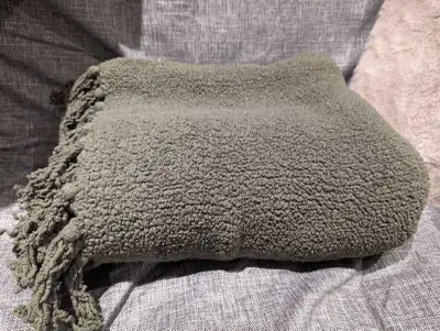 Petite couverture (jeté ) kaki (vert), View more