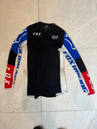 Gently used (one season) Fox Riding Gear, size small. Great condition. Bought brand new. Pant waist...