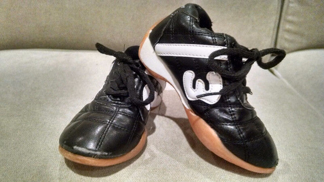 LEATHER SOCCER SPORT SHOES 2 yrs old TODDLER in Kids & Youth in Oshawa / Durham Region