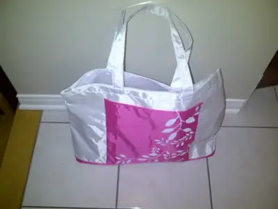 Beau sac à main neuf blanc et rose de 15 pouces de haut x 20 pouces de large en tissus soyeux. A jam...