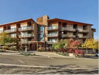 1bdrm, 1bath and den, 530sqft, coffee shop, Pizza Hut and a restaurant next door and more to come, t...