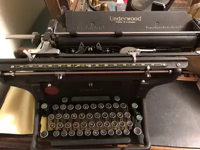 Antique typewriter. Not all functions working... Comes with cover.