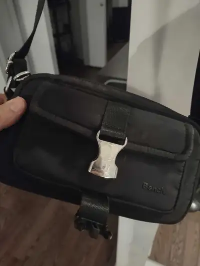 Voici un sac à bandoulière Bench noir élégant et compact, parfait pour transporter vos essentiels av...