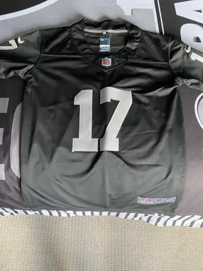 Las Vegas Raiders Devante Adams #17 jersey noir flambant neuf. Medium size. Pour des enfants de moin...