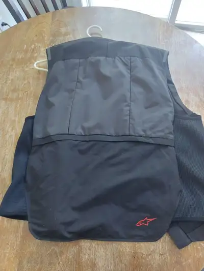 Airbag vest in great condition has an app to follow all your trip and more. Comes with charger.