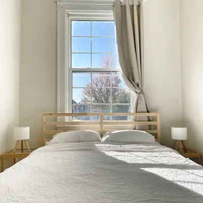 Fully furnished and freshly renovated unit available in the historic Kahn Apartments. Located in the...