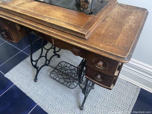 Antique Singer Sewing Machine and Base in Arts & Collectibles in Pembroke - Image 2