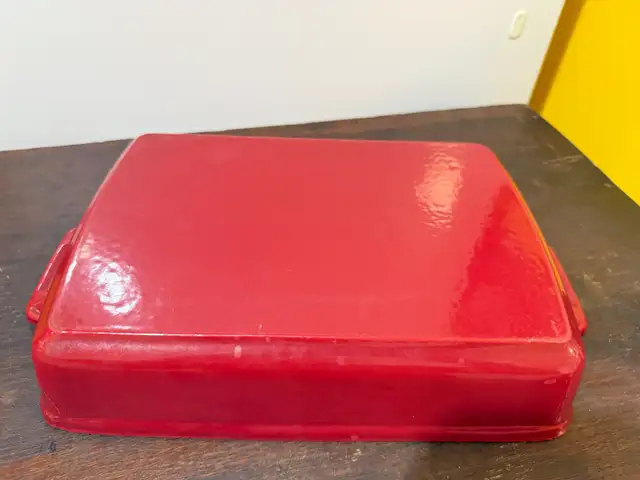 EUC Wolfgang Puck Red Enameled Cast Iron Lasagna Casserole Pan in Kitchen & Dining Wares in Oshawa / Durham Region - Image 9