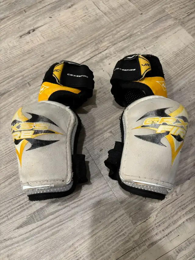 Hockey equipment for youth,, gloves, and elbow pads in Hockey in Owen Sound - Image 6
