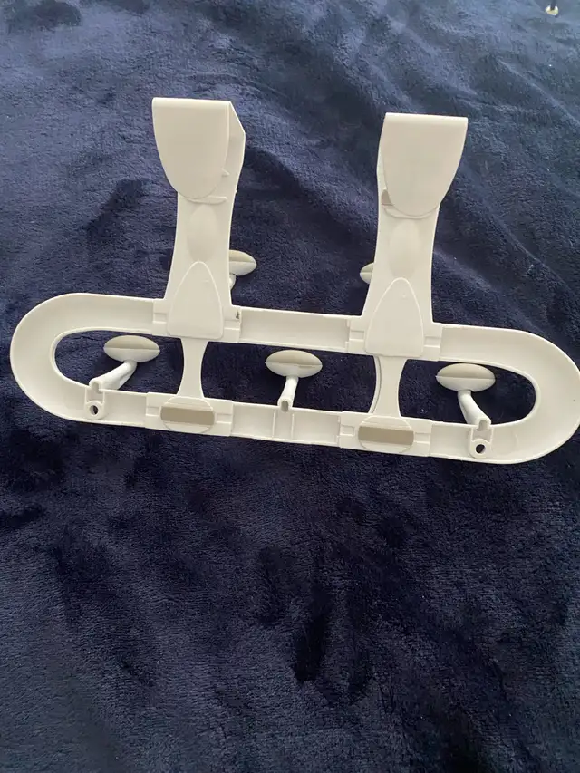 White Over-the-Door Hook Rack in Storage & Organization in Mississauga / Peel Region - Image 5
