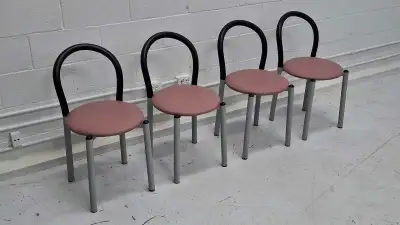 Ensemble de 4 chaises vintage des années 1980 de style poste moderne restaurées Fraîchement sorties...