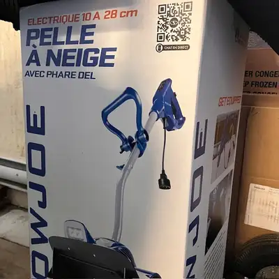 Pelle à neige électrique compacte et légère Largeur : 28 cm Moteur 10 A Avec phare DEL intégré Très...