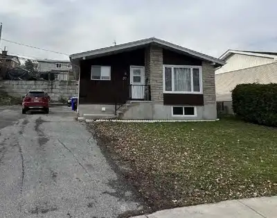 2,050$ Chauffé - éclairé. Disponible à compter du 15 août 2026 Située dans un secteur paisible et à...