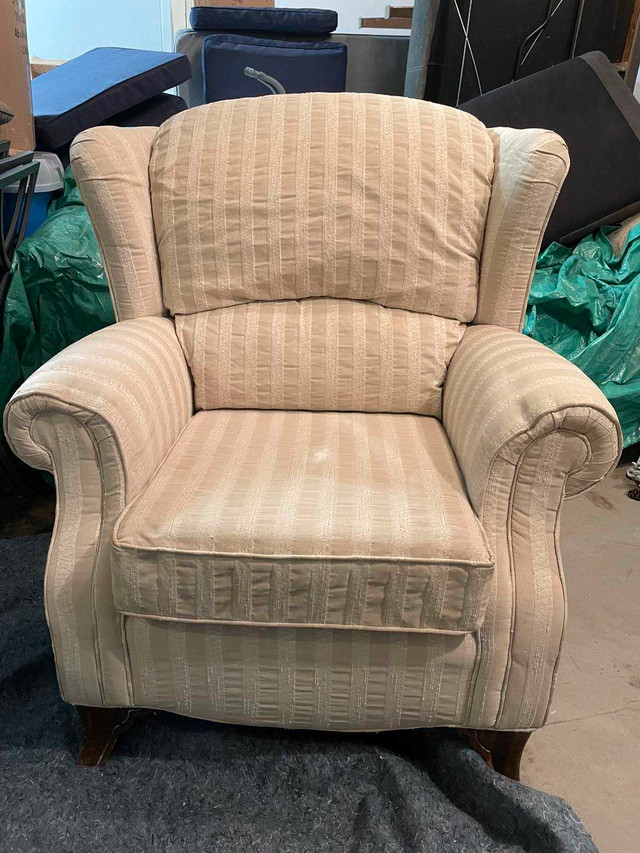 BEAUTIFUL CREAM ARMCHAIR (GOOD CONDITION) in Chairs & Recliners in Gatineau