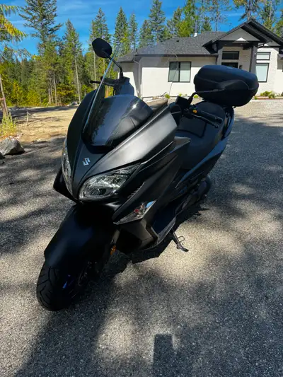 2023 Suzuki Burgman 400 – Only 1,600 KM! Like new and barely ridden! ✔ Only 1,600 km ✔ First service...