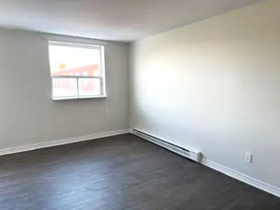 NEWLY RENOVATED APARTMENT IN NEIGHBOURHOOD PLAZA CALL KAREN 1800 565-2062 OR EMAIL KARENB@KAPELOSLAW...