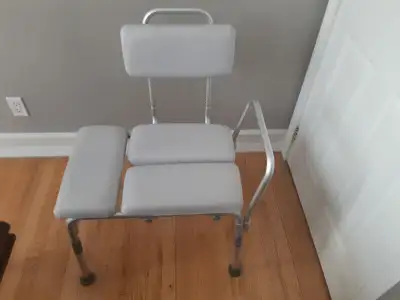 Bonjour, NEUVE et JAMAIS UTILISÉE: Chaise Double avec Canne pour le bain pour personne agé(s)! Ajust...