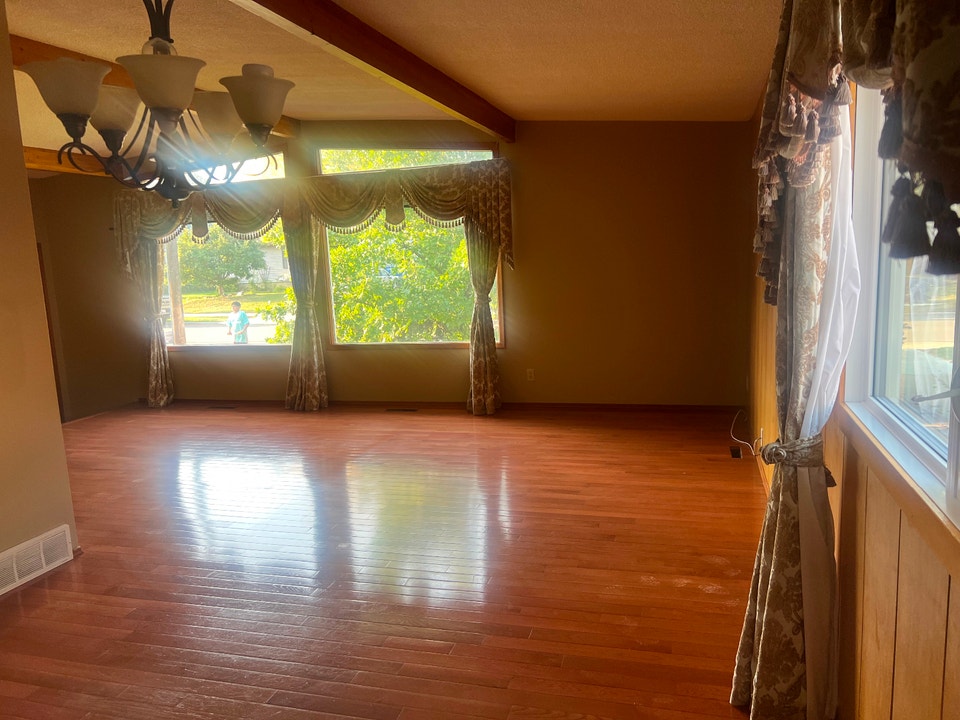 A Beautiful 3 bedroom house for rent on 106 street and 60A ave 4