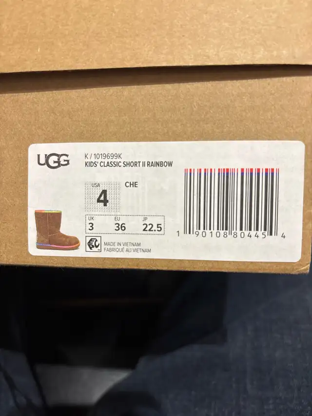 Ugg Kids Classic Short II Rainbow - Size 4 in Kids & Youth in Markham / York Region - Image 3