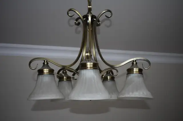 Chandelier couleur brass antique/ Antique brass color Chandeleir in Indoor Lighting & Fans in West Island - Image 2