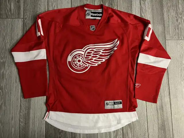Reebok Premier Alex Delvecchio Detroit Red Wings Hockey Jersey  in Arts & Collectibles in City of Toronto - Image 2