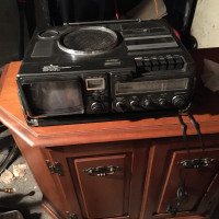 combiné vintage televiseur,radio et cassette portatif