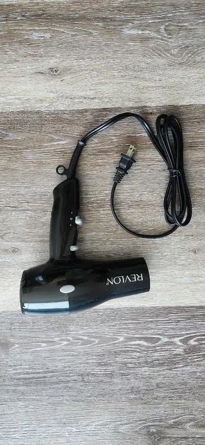This is a used Revlon hair dryer that's perfect for quick and easy styling. It has multiple heat and...