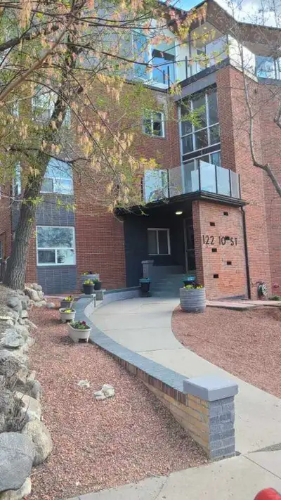 A short walk to Broadway, Rotary Park and the river! Very close to 8th street and downtown! This sui...