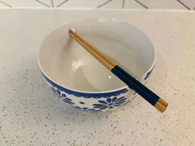 Ceramic Ramen Bowl with Chopsticks / Bol à ramen en céramique, View more