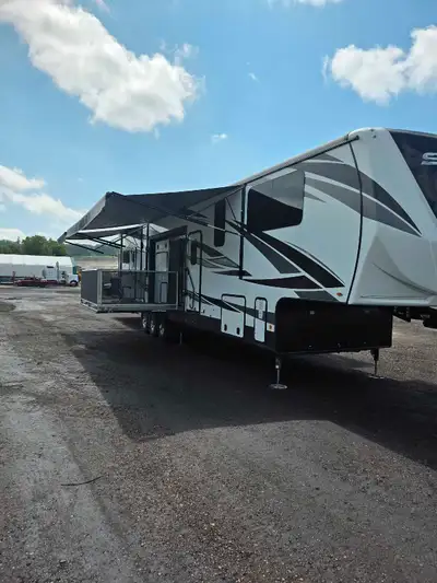 2020 Jayco seismic toy hauler two fold down decks Cummings generator system run nice quiet. Lots of...