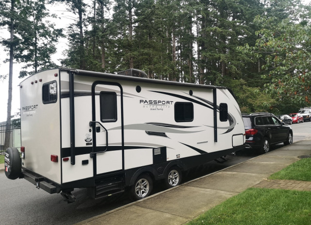 2017 keystone passport ultra lite travel trailer for sale  in Travel Trailers & Campers in Burnaby/New Westminster - Image 2