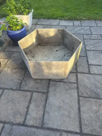 Jardinière hexagonale en béton, View more