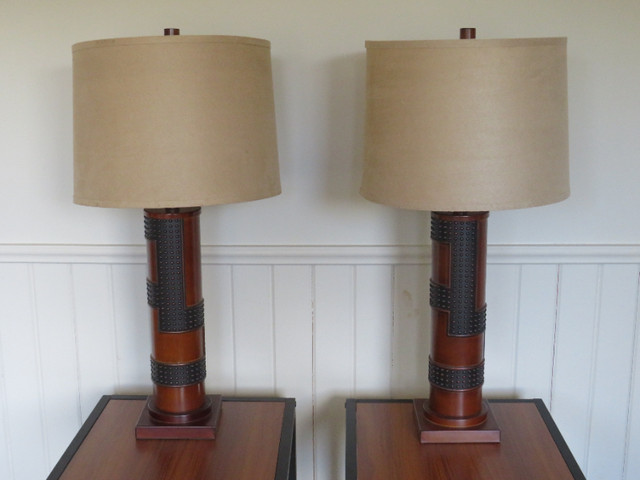 Pair Of Lamps (Tables Also For Sale) dans Éclairage intérieur et plafonniers  à Trenton - Image 2
