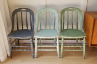3 chaises de bois antiques restaurées par une artiste du bois