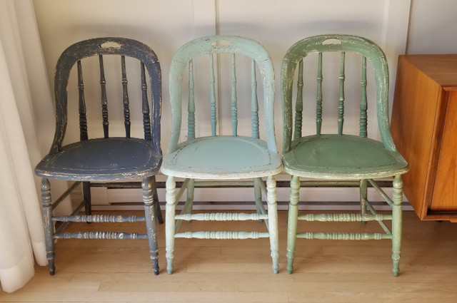 3 chaises de bois antiques restaurées par une artiste du bois dans Chaises, Fauteuils inclinables  à Laval/Rive Nord