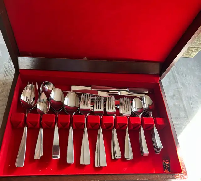 Stainless Cutlery set with Wood Chest63234526146689122