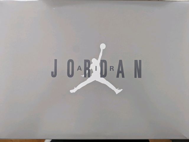 Jordan 11 Cool Grey Size 9 in Men's Shoes in City of Toronto - Image 4