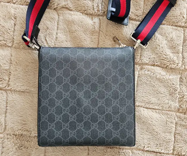 Gucci Black small messenger bag in Women's - Bags & Wallets in City of Toronto - Image 4