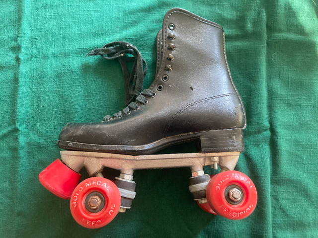 Black Vintage Roller Skates in Skates & Blades in Strathcona County - Image 2