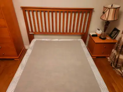 Cadre de lit double avec sommier à ressorts à vendre, View more