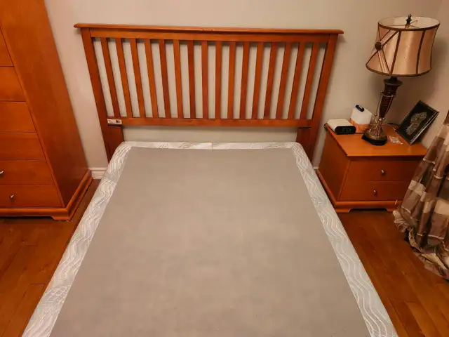 Cadre de lit double avec sommier à ressorts à vendre in Beds & Mattresses in Laval / North Shore - Image 2
