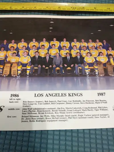 1986-1987 Los Angeles Kings team picture gold and purple colours, View more