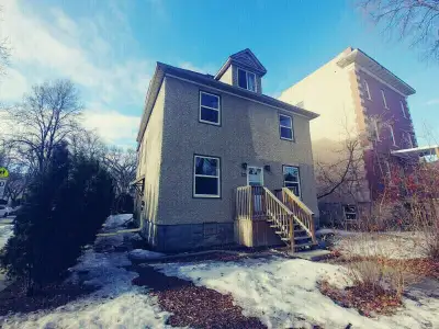 A private room available in a 3-bedroom house located near Corydon Ave and Lilac St. The bus stop is...