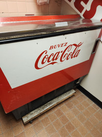Réfrigérateur Coca-Cola vintage. Fonctionnel.
